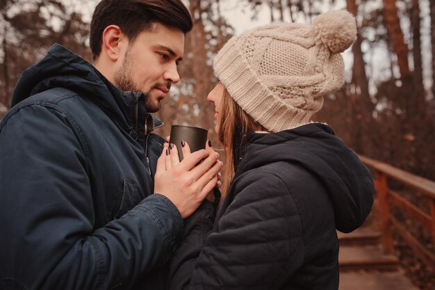 Romantyczna para trzymająca kubek w zimie