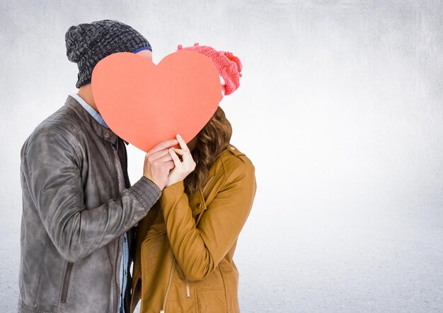 Romantyczna para trzymająca się w kształcie serca i całująca się nawzajem