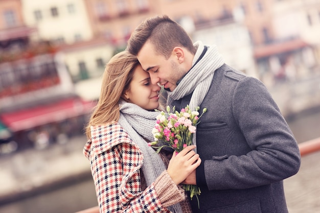 romantyczna para z kwiatami na jesiennym spacerze
