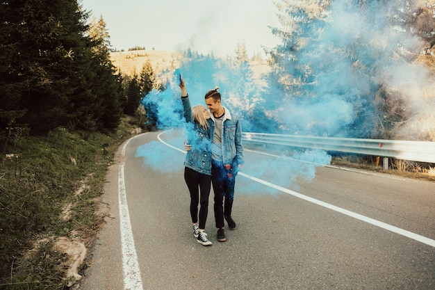 Zdjęcie romantyczna para z niebieskim dymem.