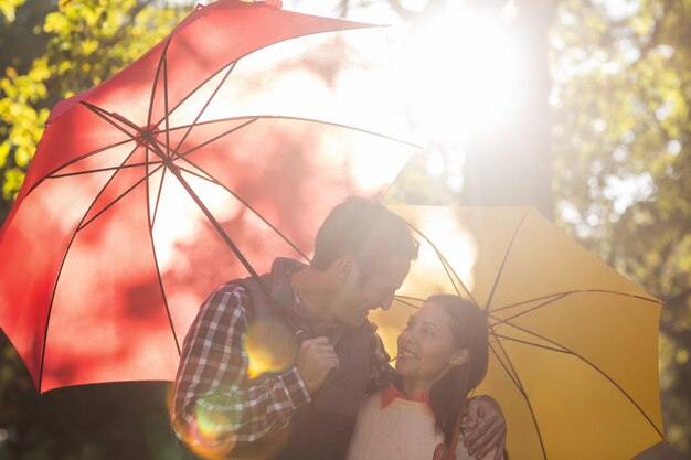 Romantyczna para z parasolami w parku