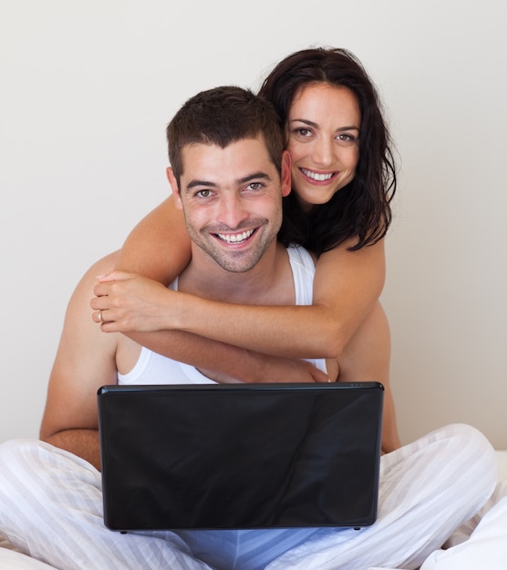 Romantyczna para za pomocą laptopa