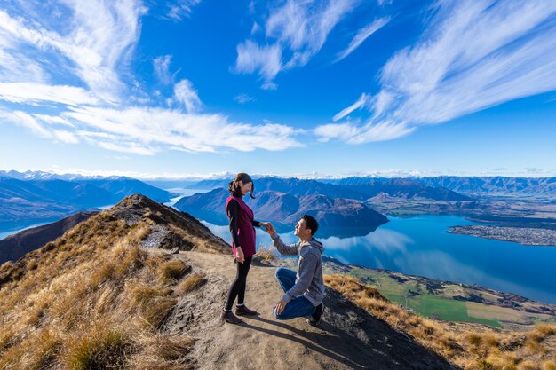 Romantyczna propozycja małżeństwa młodej pary azjatyckiej w Roy's Peak Lake Wanaka w Nowej Zelandii