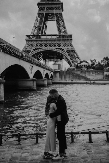 Romantyczna propozycja małżeństwa w wieży Eiffla w Paryżu we Francji