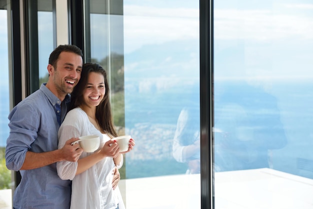 Romantyczna szczęśliwa młoda para relaksuje się w nowoczesnym domu w pomieszczeniu