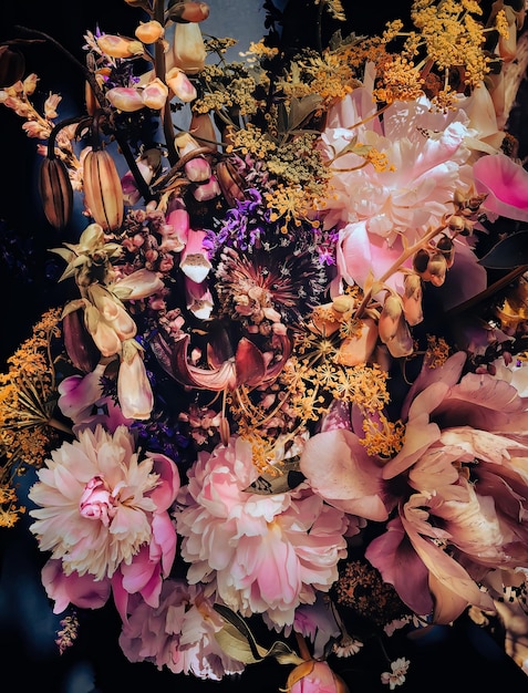 Romantyczne bukiety wiosennych kwiatów z peoniami szałwii naparstnicy geyhera