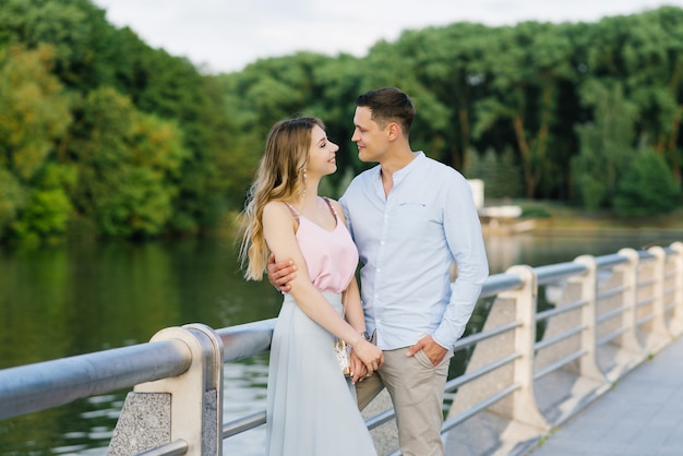 Romantyczne chwile cudownej pary, która bawi się w parku podczas randki