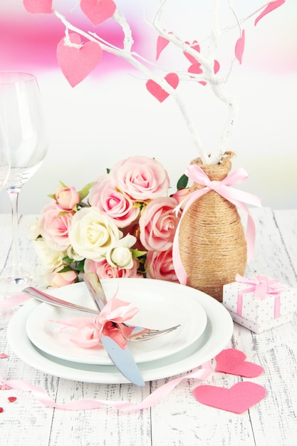 Zdjęcie romantyczne nakrycie świątecznego stołu, z bliska
