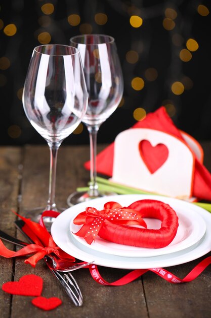 Romantyczne nakrycie świątecznego stołu, z bliska