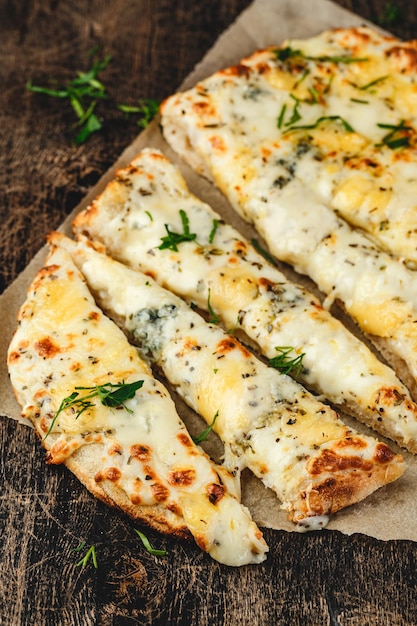 Romantyczne pizze z serem rzymska pizza kwadratowa lub pinsa na grubym cieście kuchnia włoska