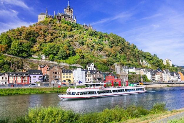 Romantyczne rejsy rzeczne nad Renem, średniowiecznym miastem Cochem. Niemcy