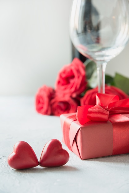 Romantyczny czerwony prezent z bluzami i czerwonym winem. Walentynki kartkę z życzeniami.