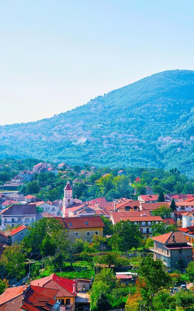 Romantyczny krajobraz na Ścieżce Bogów w miejscowości Agerola i błękitne Morze Śródziemne we Włoszech. Włoskie wybrzeże. Panorama wybrzeża Amalfi w Europie. Widok na piękną scenerię w Amalfitanie. Letni dzień