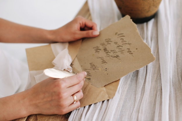 Zdjęcie romantyczny list miłosny z zabytkowym pismem i kopertą i piórem na stole