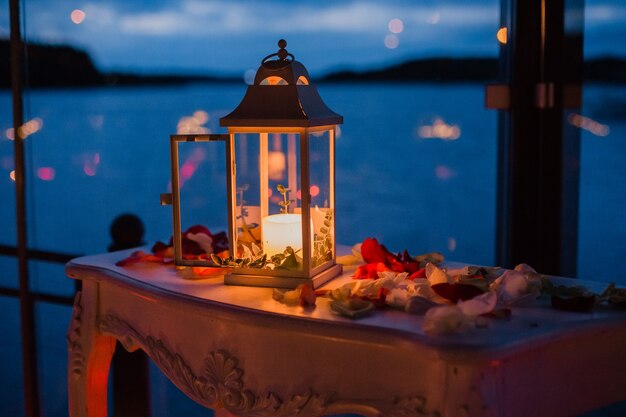 Romantyczny, luksusowy wieczór z szampańską oprawą z dwoma kieliszkami z płatkami róż i świecami