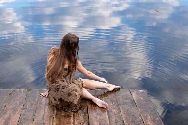 Romantyczny Nastrój Dziewczyna Odpoczywa Nad Rzeką