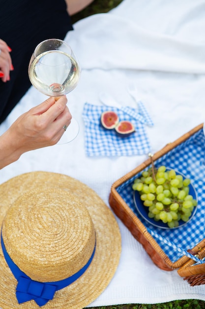 Romantyczny piknik w parku na trawie pyszne jedzenie kosz wino winogrona