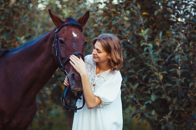 Romantyczny portret kobiety z koniem. Marzy z najlepszym przyjacielem