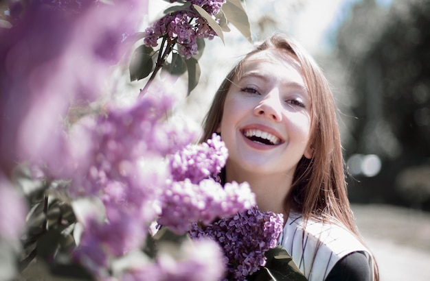 Romantyczny portret pięknej młodej kobiety