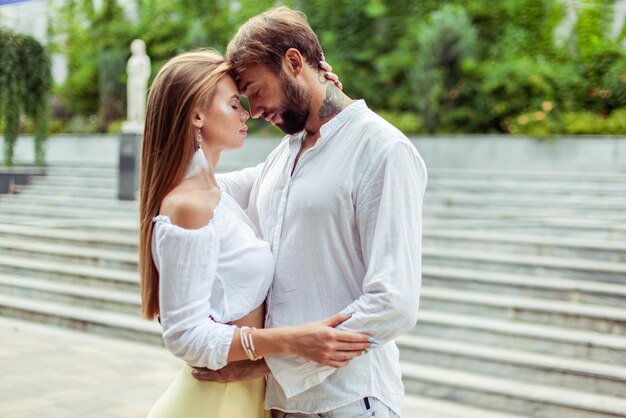 Romantyczny portret zakochanej pary spędzającej razem czas w miejskim parku