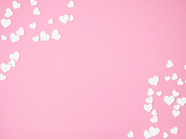 Zdjęcie romantyczny różowy tło z białymi sercami i miejscem na kopię, walentynki, widok z góry