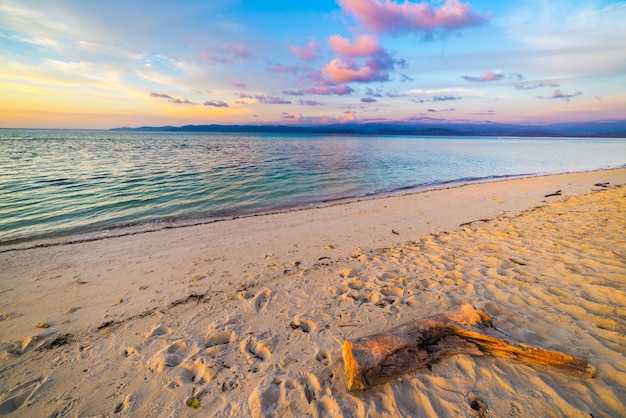 Romantyczny Zmierzch Na Pustynnej Tropikalnej Plaży, Indonezja