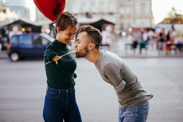 Romantyczny związek między niepełnosprawną młodą kobietą urodzoną bez rąk a jej niepełnosprawnym chłopakiem.