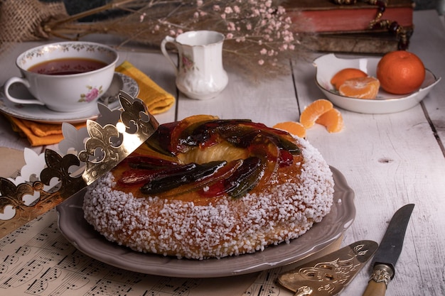 Zdjęcie rosca de reyes king ciasto glazurowane owocami prowansalski galette des rois na drewnianym stole