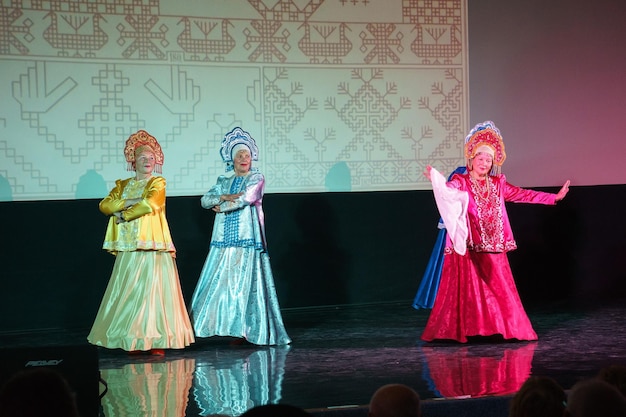 Rosja, Gatchina, 14 października 2022 Emeryci wykonują na festiwalu rosyjskie tańce ludowe