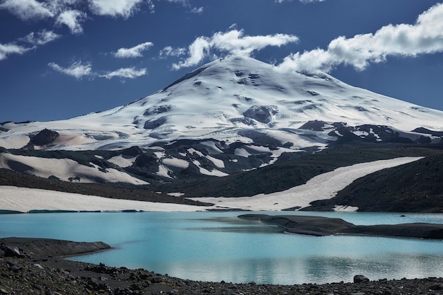 Zdjęcie rosja kaukaz góra elbrus majestatycznie ozdobiona pierwotnym śniegiem i lodem krajobraz alpejski szczyci się panoramicznymi widokami na nierówne grzbiety spokojne doliny i lodowce pod rozległym niebieskim niebem