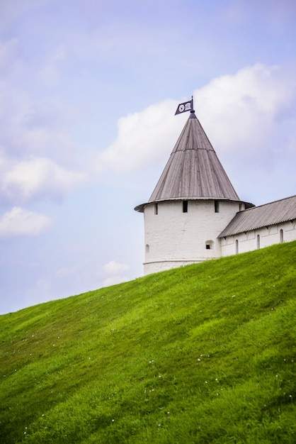 Rosja, Kazań, 18 lipca 2018 r.: biała wieża i mur kazański Kremla przeciw błękitne niebo i zielona trawa