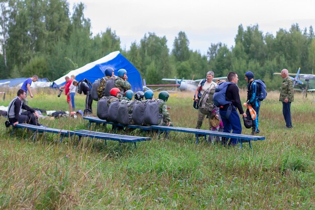 Zdjęcie rosja moskwa 14 sierpnia 2016 mężczyźni przygotowujący się do skoku spadochronowego wstępniak