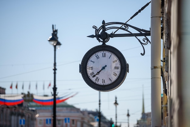 Rosja Sankt Petersburg 23 maja 2020 naścienny duży zegar uliczny retro