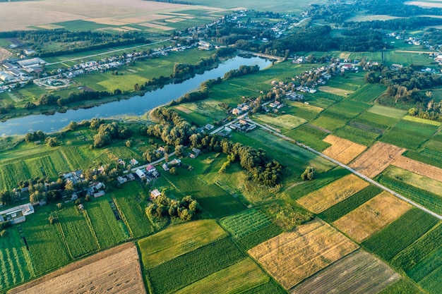 Rosja typowa wiejska osada Wieczór z lotu ptaka