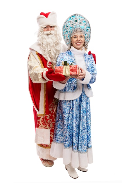 Zdjęcie rosjanin ded moroz i snegurochka w pięknych kostiumach z prezentem.