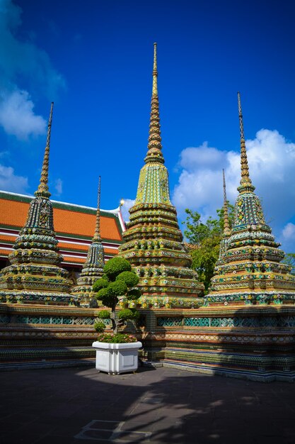 Zdjęcie roślina w garnku przy pagodach w świątyni na tle nieba