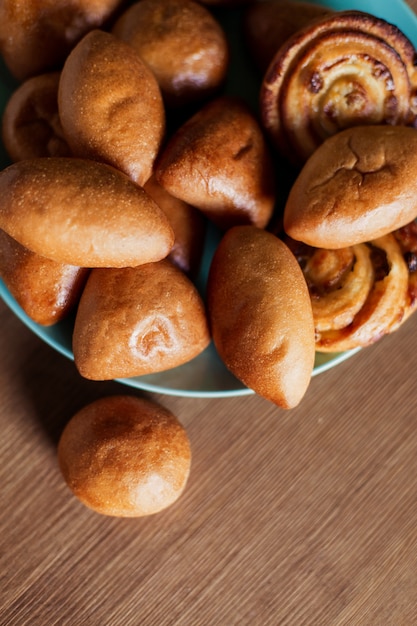 Zdjęcie rosyjscy kulebiaki na błękitnym talerzu