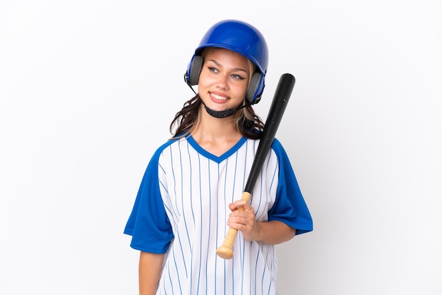 Rosyjska dziewczyna baseballowa z kaskiem i kijem na białym tle, patrząc w bok i uśmiechnięta