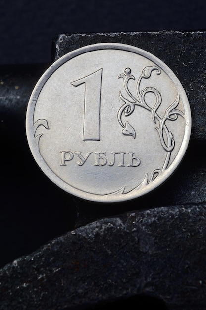 Rosyjska moneta nominowana 1 rubel błyszczy na zarysowanej metalowej powierzchni zbliżenie tłumaczenie tekstu na monecie quot1 rubelquot