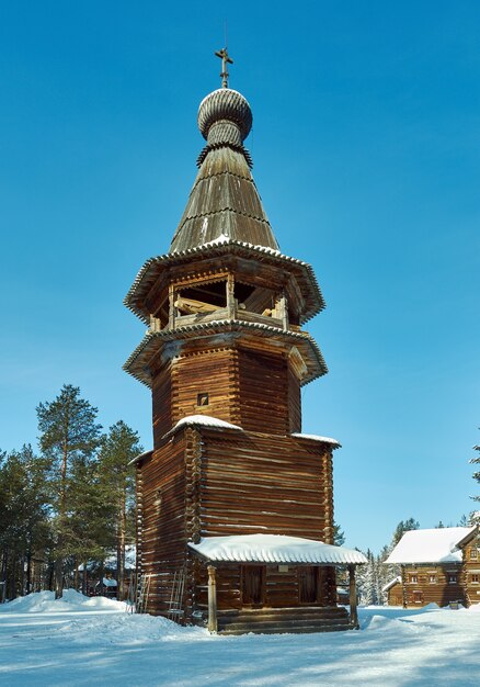 Rosyjska tradycyjna architektura drewniana - dzwonnica, wieś Malye Karely, obwód archangielski, Rosja