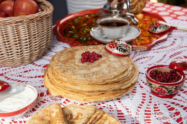 Rosyjski bliny naleśnikowe z jagodami i kwaśną śmietaną na stole zapusty maslenitsa festival concep