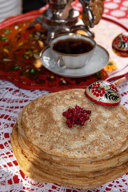 Rosyjski bliny naleśnikowe z jagodami i kwaśną śmietaną na stole zapusty maslenitsa festival concep