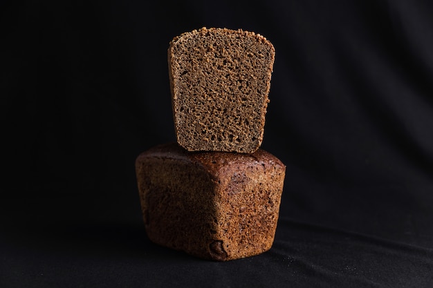 Rosyjski czarny chleb na czarnym tle