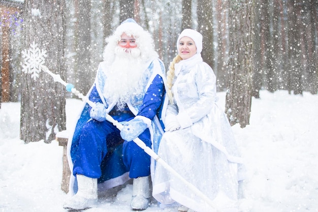 Rosyjski Ojciec Mróz i Snow Maiden w zimowym lesie