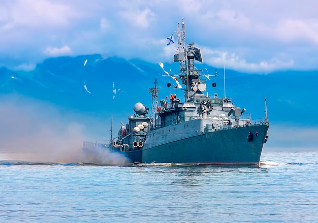 Rosyjski okręt wojenny płynący wzdłuż wybrzeża