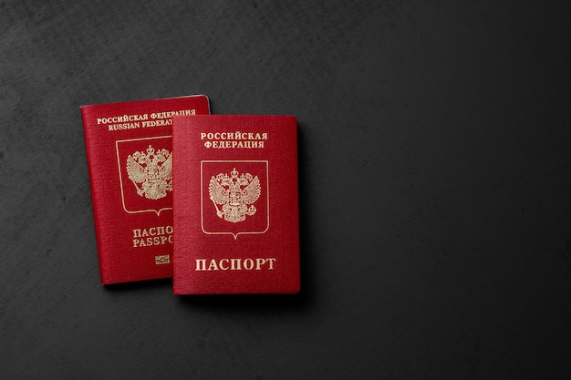 Rosyjski paszport na ciemnej powierzchni
