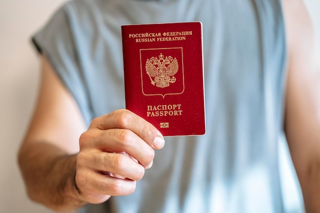Rosyjski paszport turystyczny w ręku obywatela Koncepcja podróży legalizacji imigracji