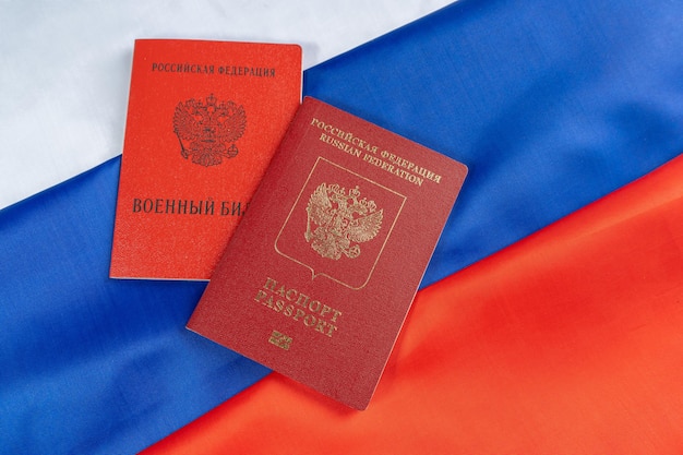 Rosyjski paszport zagraniczny i dowód wojskowy obywatela na rosyjskiej fladze
