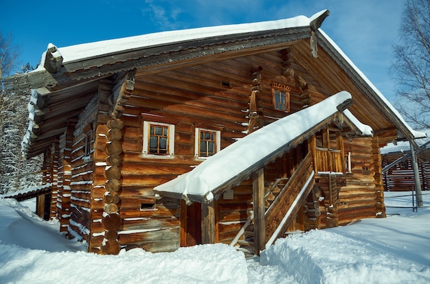 Rosyjski tradycyjny drewniany dom chłopski, wieś Malye Karely, region Archangielsk, Rosja