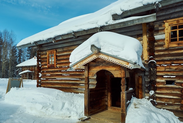 Rosyjski tradycyjny drewniany dom chłopski, wieś Malye Karely, region Archangielsk, Rosja